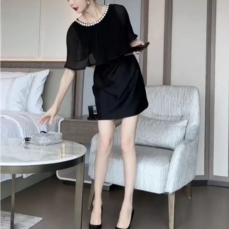 22705大爱美依缘2025夏季新款重工镶钻百褶斗篷肩拼接连衣裙时尚