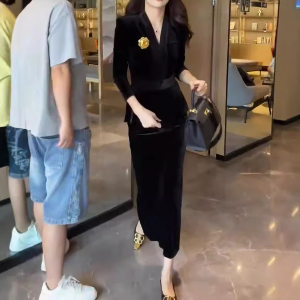 24832大爱美依缘2025新款设计感收腰V领长袖显瘦开叉半身裙套装女