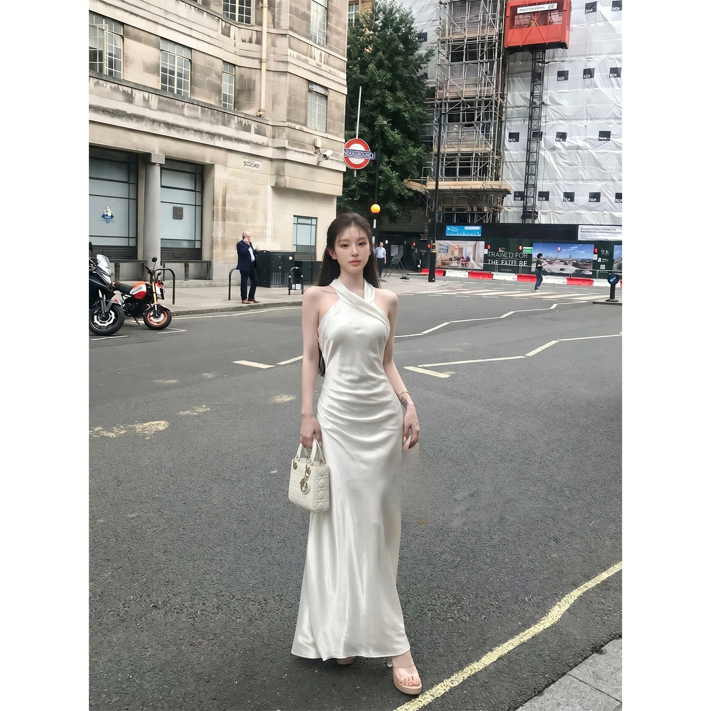 专柜正品法式缎面挂脖连衣裙女夏季高级感收腰显瘦露背气质长裙子