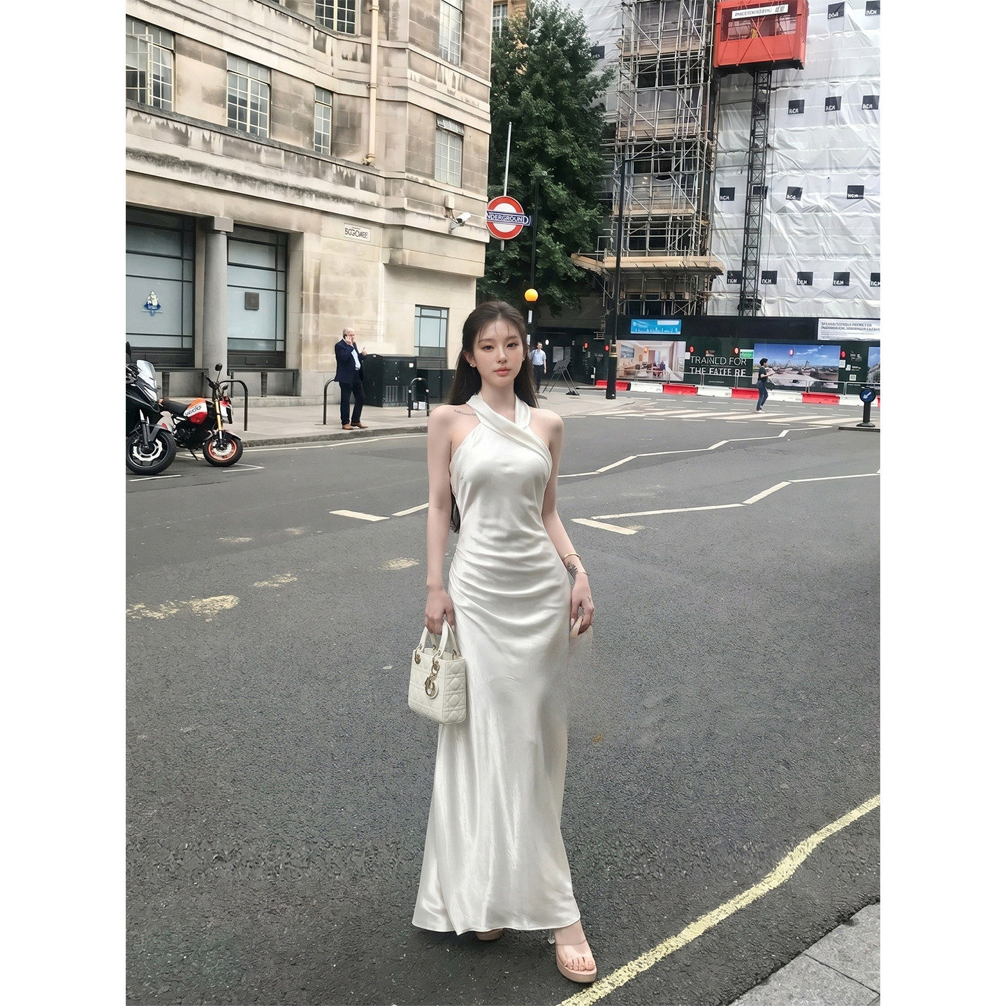 专柜正品法式缎面挂脖连衣裙女夏季高级感收腰显瘦露背气质长裙子