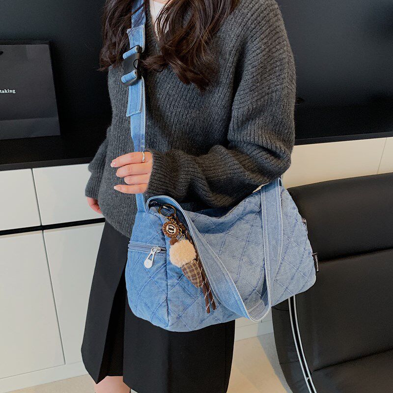 专柜正品格纹牛仔包包女2025新款韩版百搭单肩斜挎包休闲通勤枕头