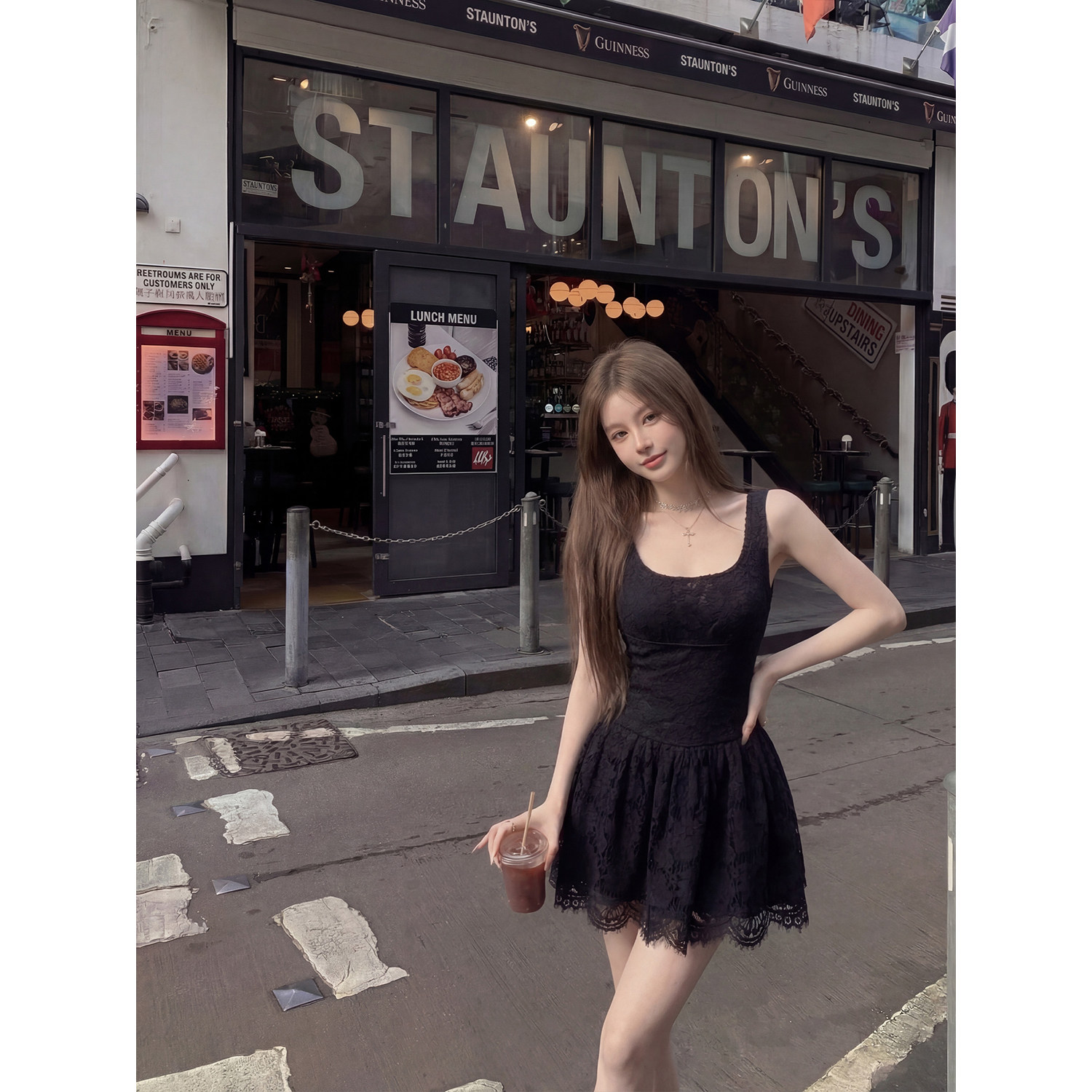 专柜正品法式黑色吊带连衣裙女2026夏新款不规则收腰显瘦蕾丝短裙