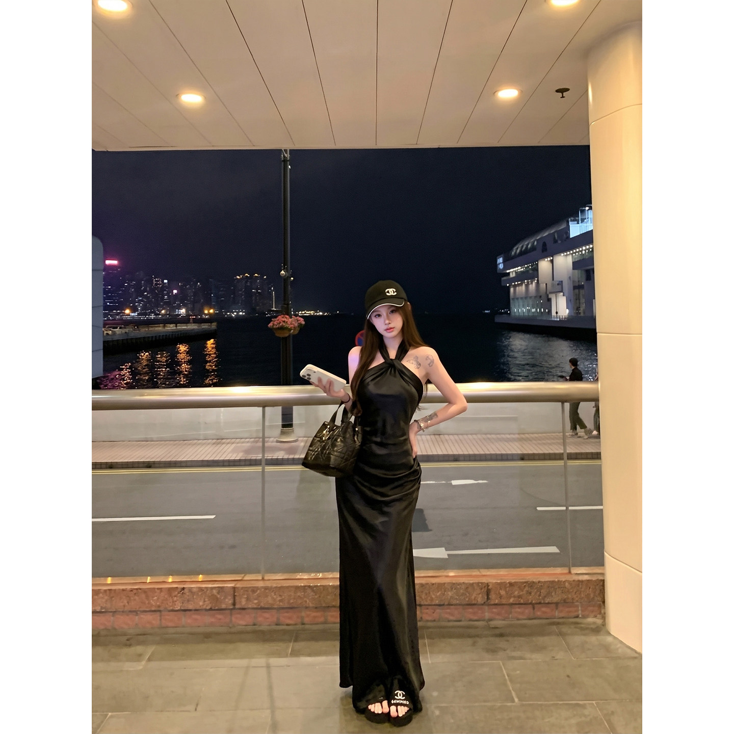 专柜正品黑色高级感缎面连衣裙女夏季挂脖收腰显瘦气质露背长裙子