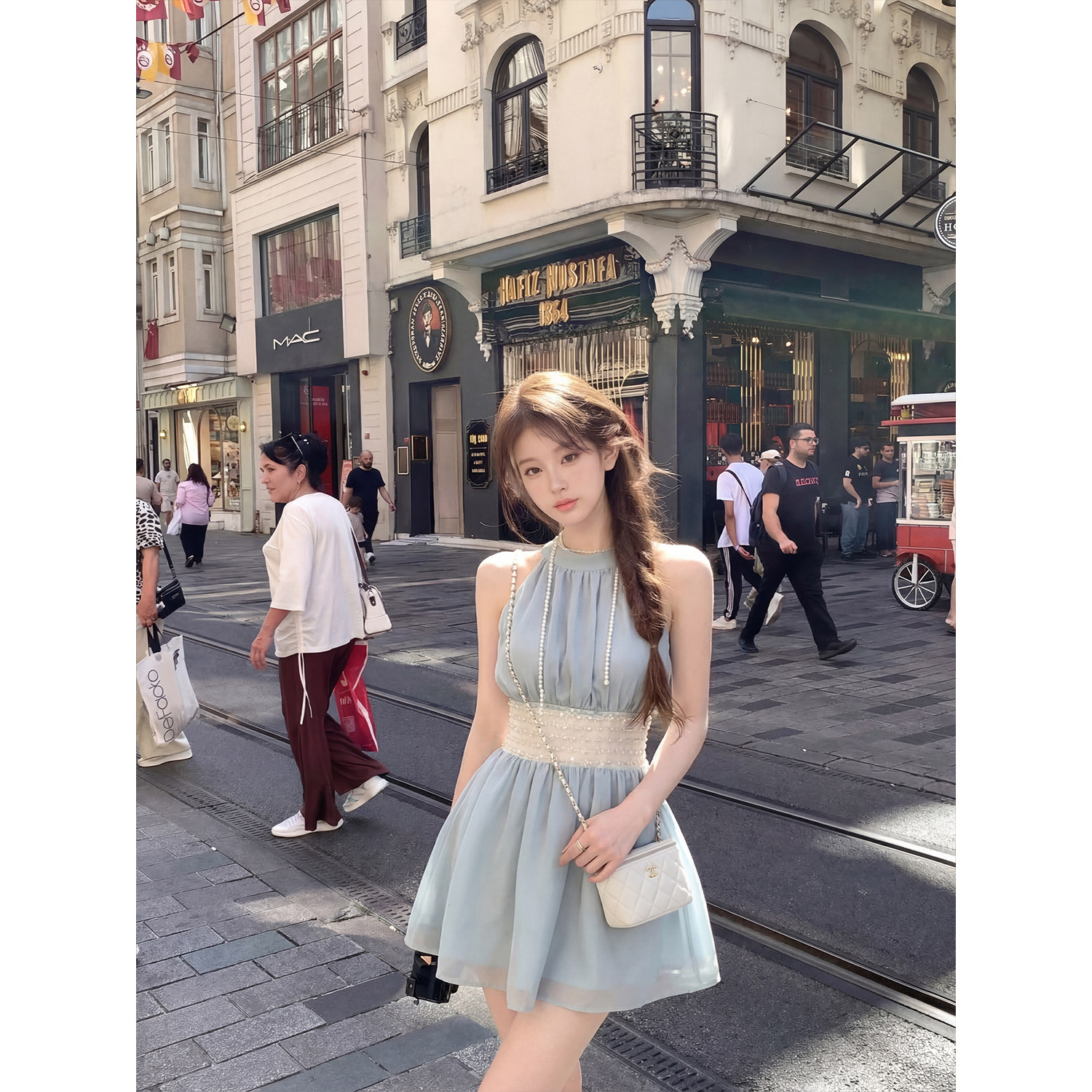 专柜正品法式挂脖无袖连衣裙女2026夏新款温柔风收腰显瘦雪纺短裙