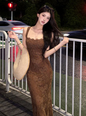 专柜高端夏季法式绝美咖色蕾丝吊带连衣裙女性感纯欲风气质修身包