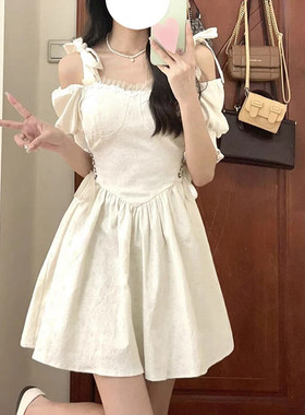 法式甜美白色一字肩连衣裙子女新款收腰小众设计感小个子短裙夏季