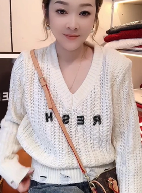 2026春秋红色V领重工字母破洞针织衫女百搭显瘦新年时尚毛衣上衣