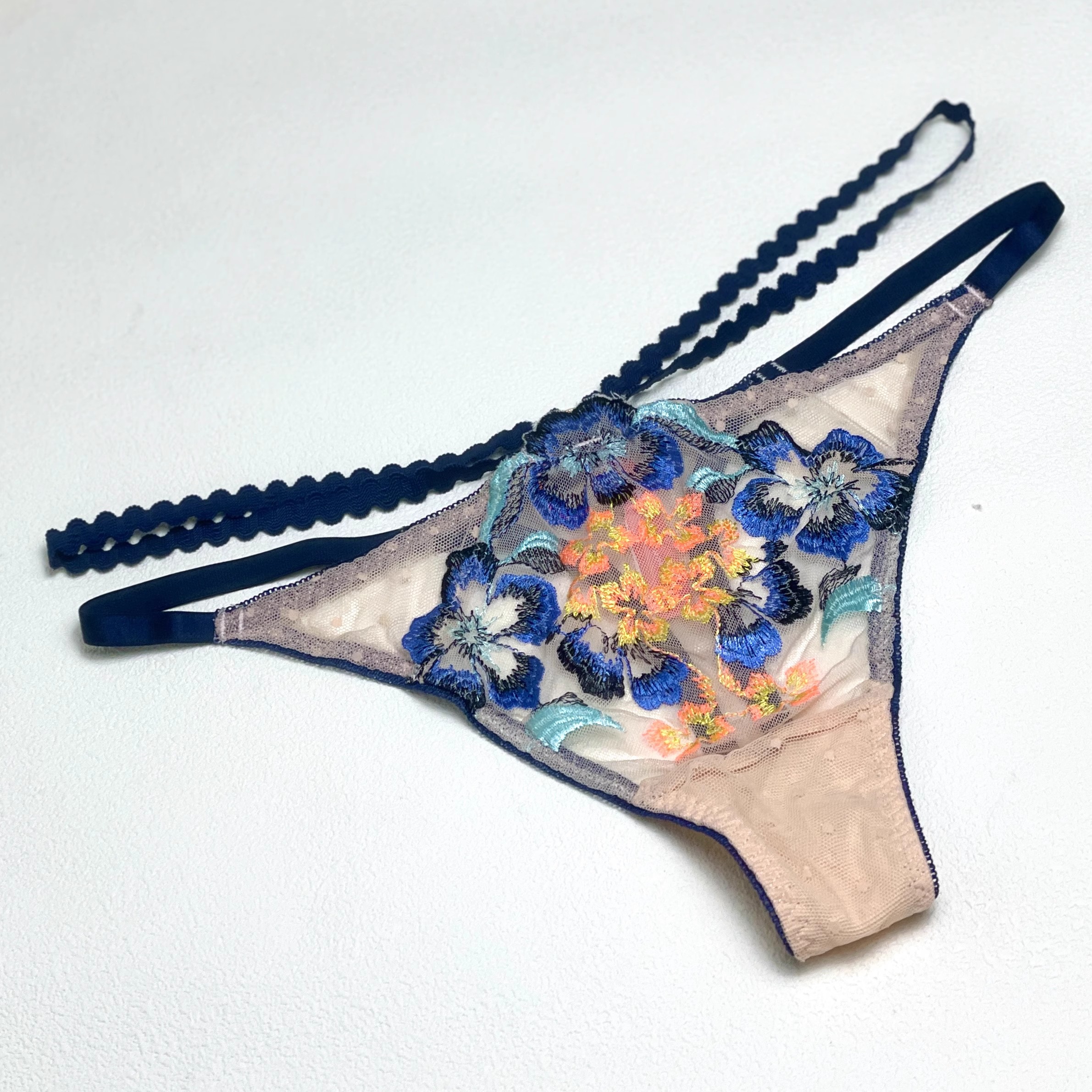 欧美细带丁字裤女纯欲性感无痕运动健身隐形t字裤女低腰黄色