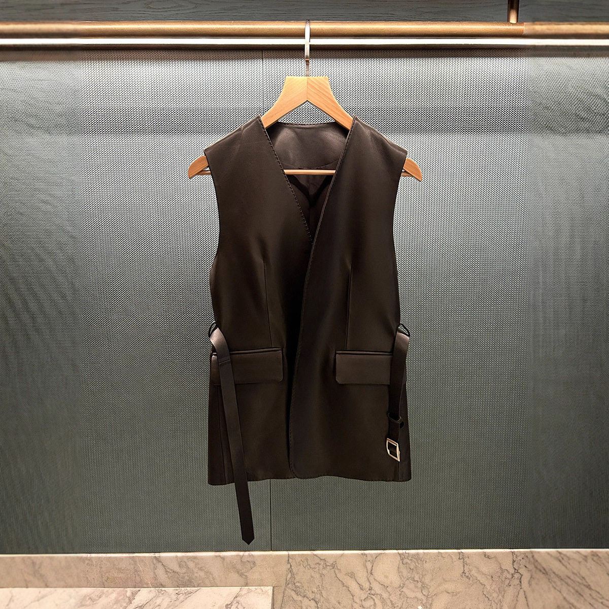 海宁进口2025秋冬新款西班牙高定绵羊皮真皮西装马甲背心女中长款