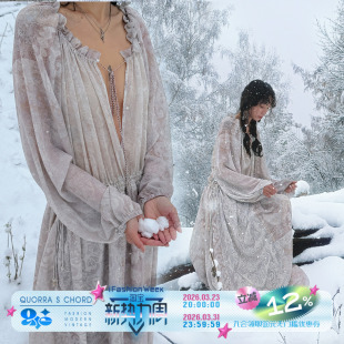 QSC牧徊系列珍珠米粉色飘逸长袖 哈萨克纹样暗纹珍珠雪纺连衣裙