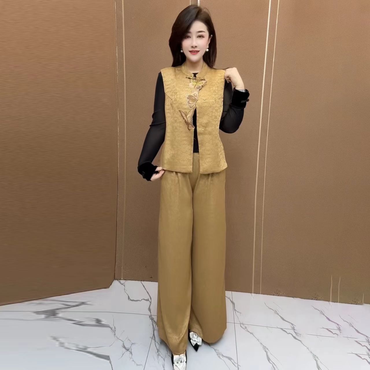 国风新款缎面绣花马甲女妈妈春夏中式无袖坎肩马夹阔腿裤两件套装