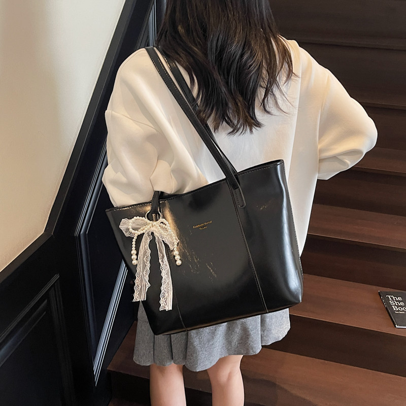 女2025新款通勤手提包轻奢腋下包高级小众设计感大容量单肩托特包