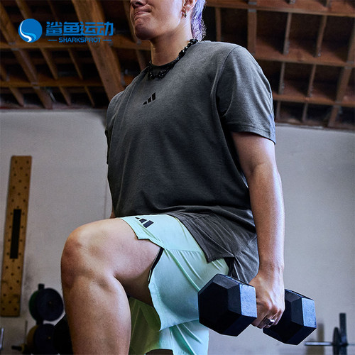 阿迪达斯男子运动T恤IS3809