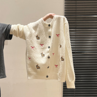 白色刺绣排扣长袖针织开