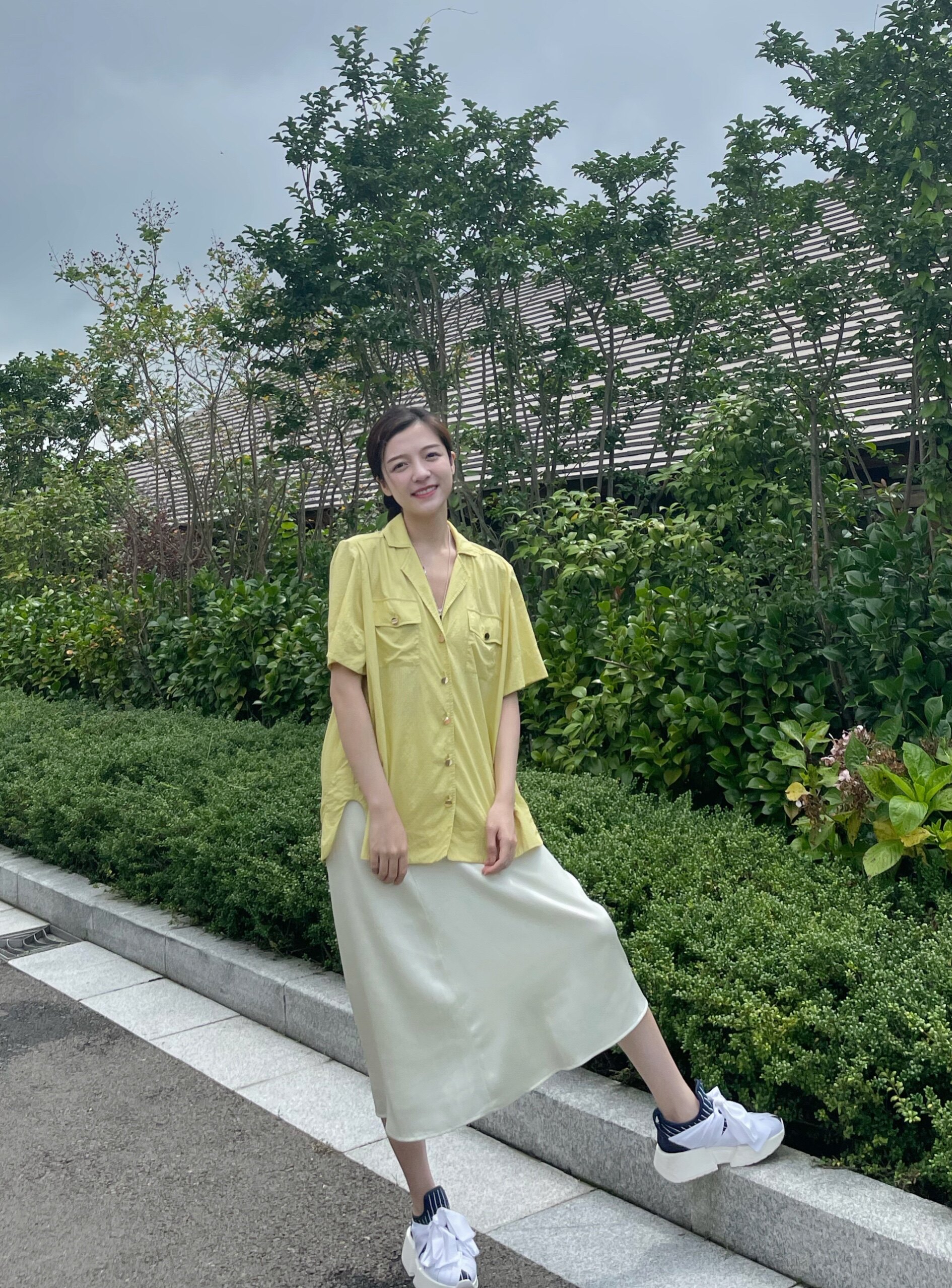 【经典四折返场】夏季短袖V领复古锦纶凉爽衬衫上衣亮黄色