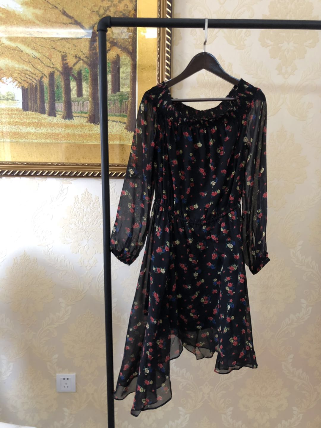 黑色碎花真丝弹力一字领连衣裙