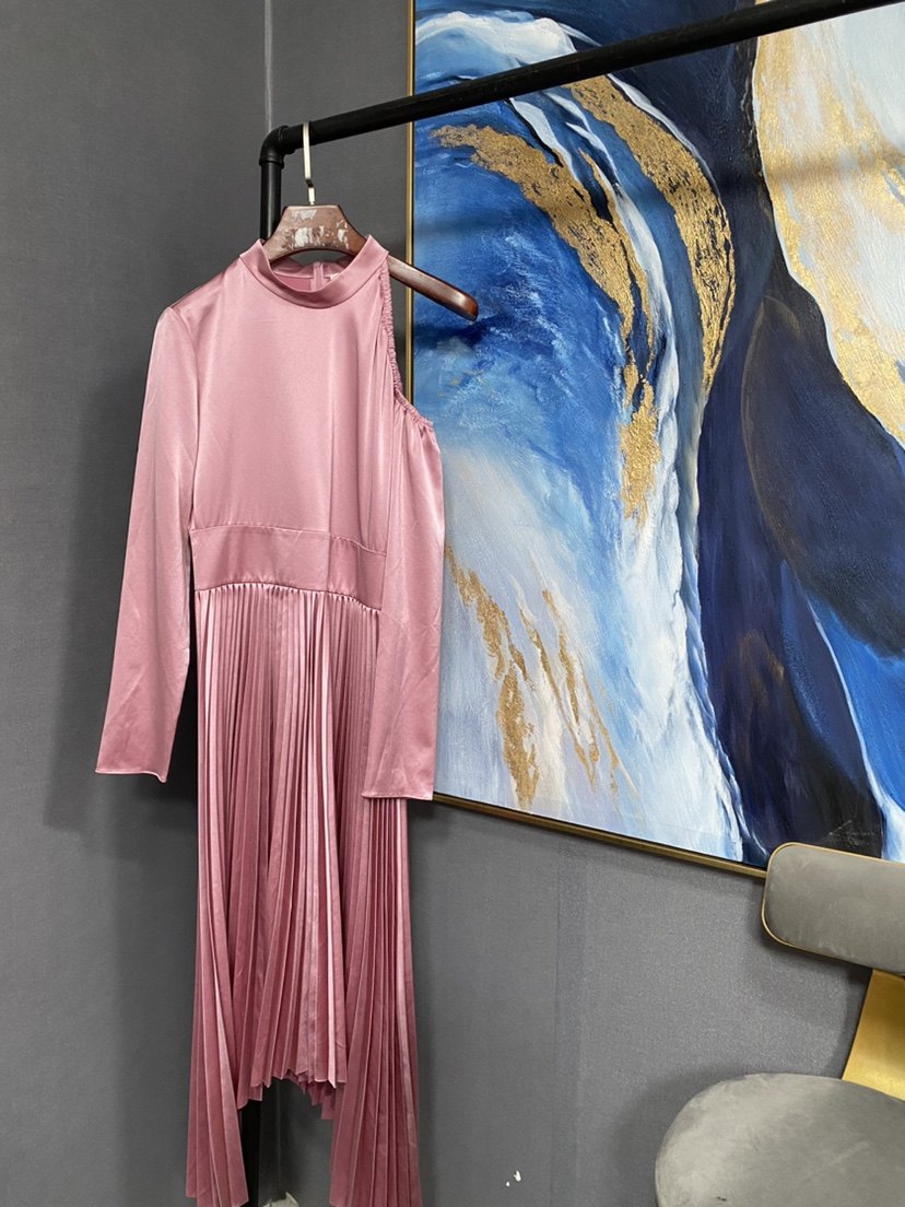 E浅粉色三醋酸下摆百褶裙漏左肩低领长袖连衣裙EBO1DRS030,女装/女士精品,连衣裙,淘宝优惠券,粉丝福利购,淘宝优惠卷