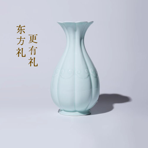 云纹葵口瓜棱瓶桌面装饰摆件