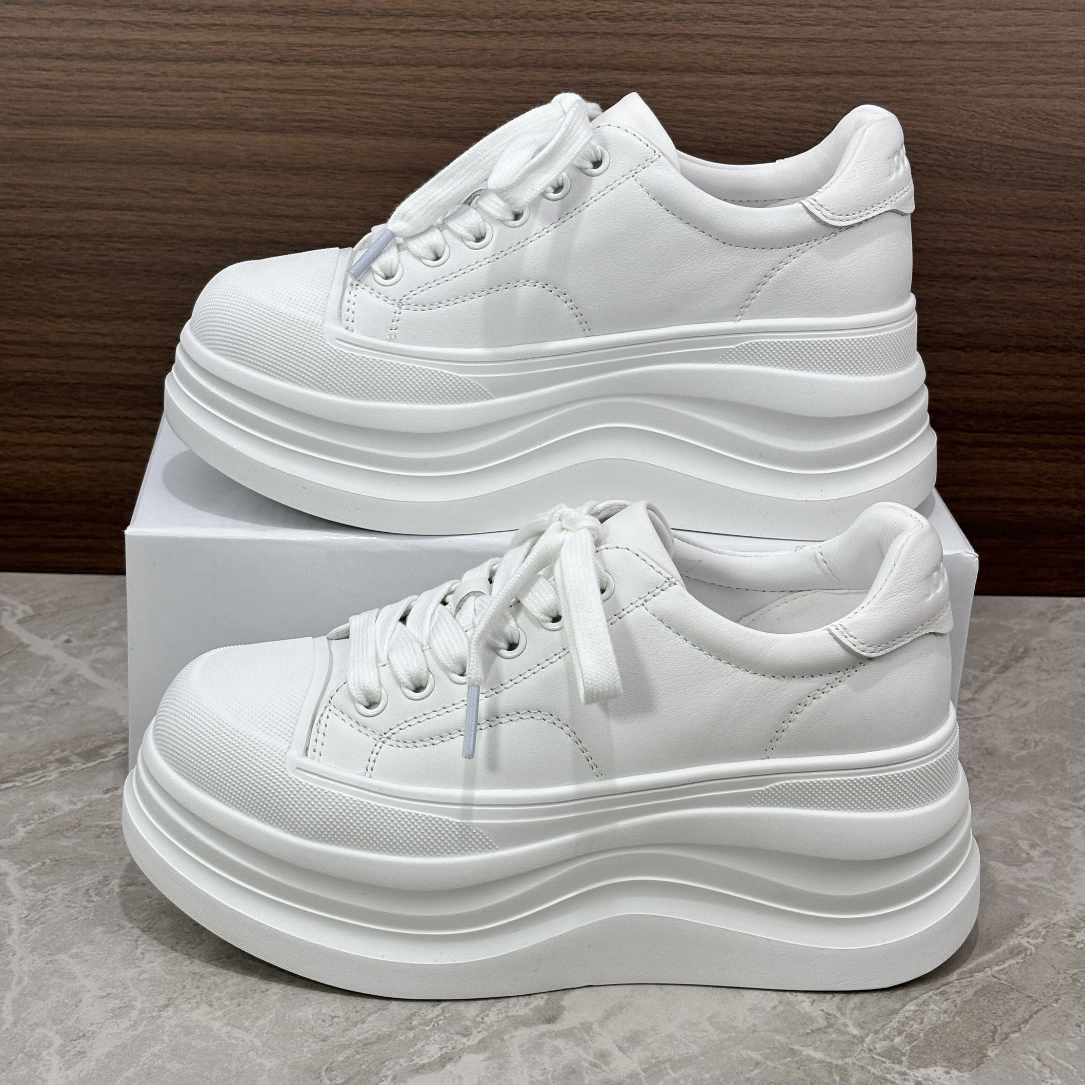 欧洲站爆款2026年新款8CM增高真皮小白鞋女小个子白色厚底松糕鞋