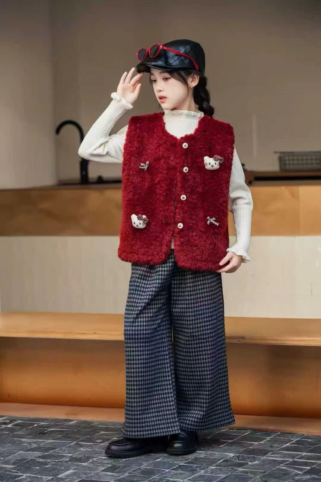 女童拜年套装2026年款儿童毛毛衣红马甲女孩冬季格子加绒裤三件套