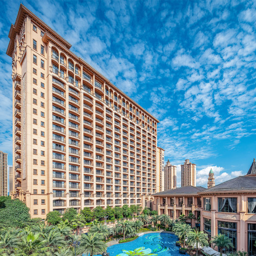 【住】成都雅居乐豪生大酒店豪华房/星空露营房/卡通亲子房1晚 【含】部分套餐含入住次日双人/2大1小（1.4米以下）自助早餐 【吃】666含2大1小中式家庭套餐  【享】室内标准450平米恒温（26-28℃）泳池、专业健身教练指导