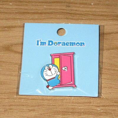 日本正品Doraemon叮噹哆啦A夢 金屬小襟章胸針扣針(隨意門)