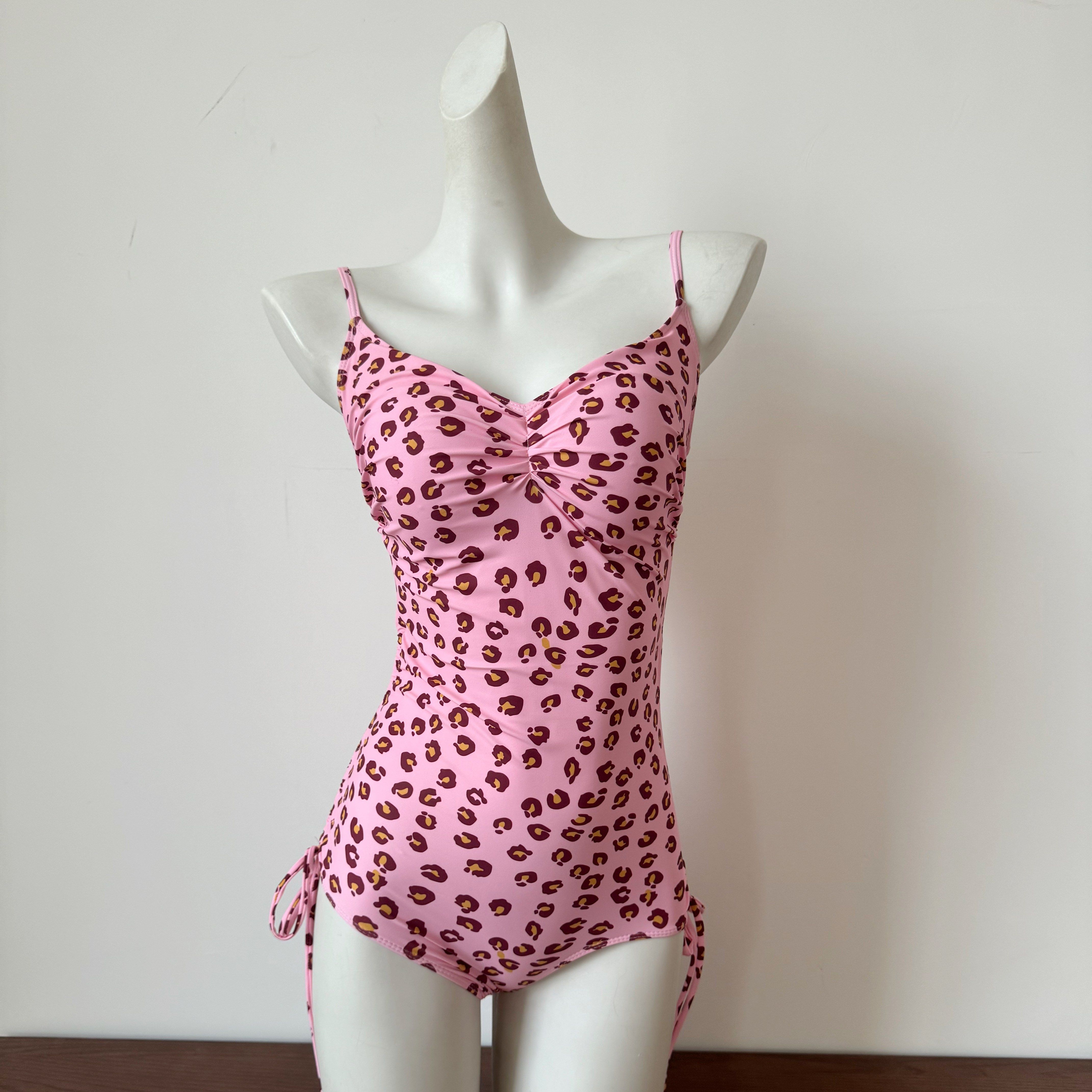 omom2026年新款保守竞速泳衣学生粉色吊带连体运动游泳馆塑身泳装