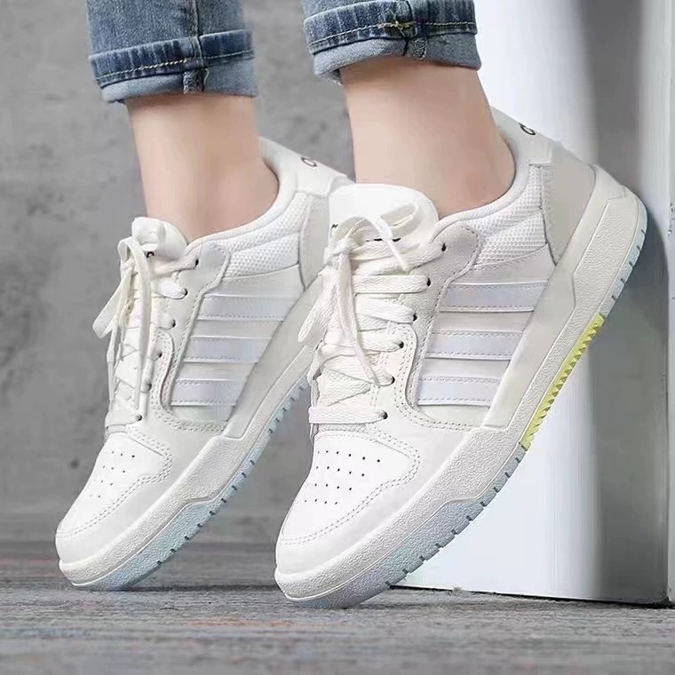 Adidas阿迪达斯女子低帮运动板鞋