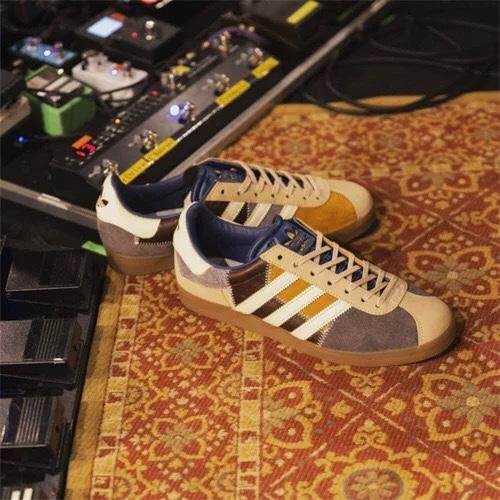 Adidas阿迪达斯三叶草板鞋