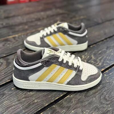 adidas经典耐磨休闲板鞋