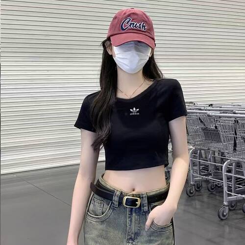 阿迪达斯三叶草女子短款T恤