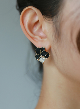 Veils简约复古个性黑色花朵耳钉s925银针四叶草水钻气质耳饰