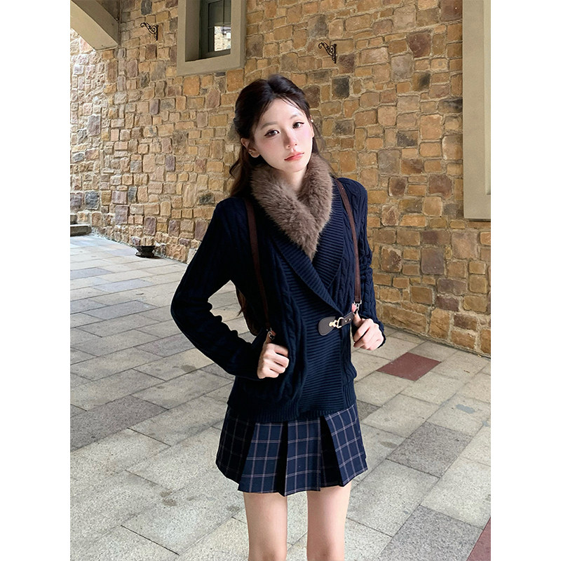 格温小镇毛领藏青麻花针织套装