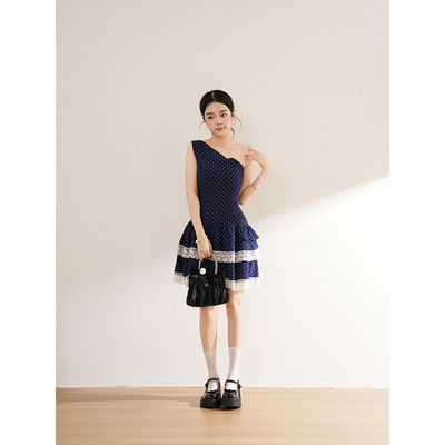 点点繁星 夏季新款韩系财阀千金古着vintage设计感斜肩波点连衣裙