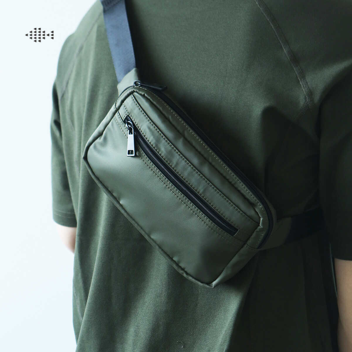 小休闲户外尼龙包蓝皮具轻便胸包