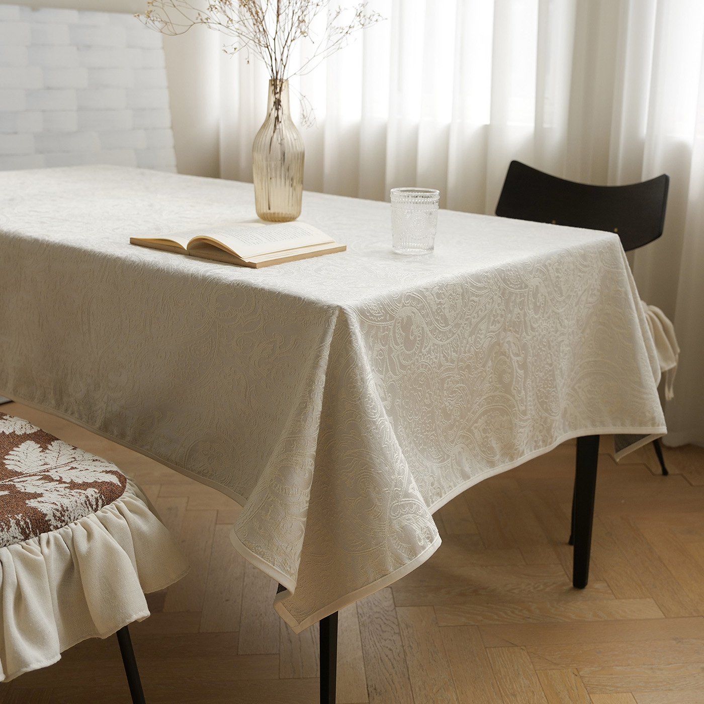 莉娜刺绣桌布轻奢高级感免洗防油防水桌面保护垫装饰家用防尘盖布