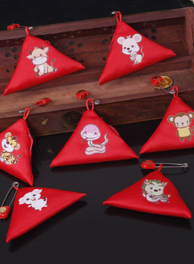 热销三角福袋宝宝胎发收纳袋随身别针式红色挂脖手工香包空袋