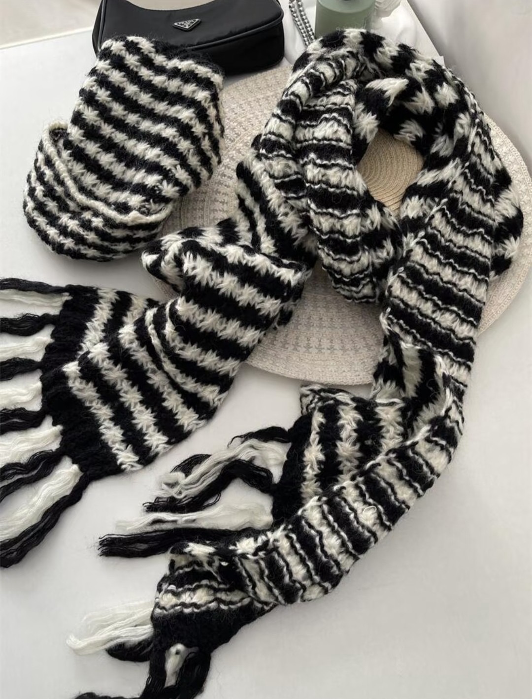 瑞典单~羊毛混纺提花条纹针织帽冷帽流苏围巾两件套装