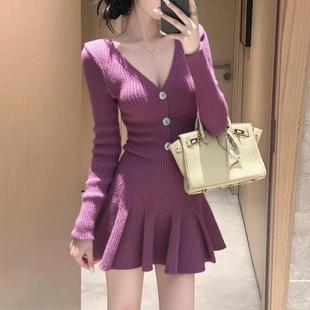 紫色V领毛衣裙子秋冬打底连衣裙女秋冬配大衣修身长袖针织连衣裙