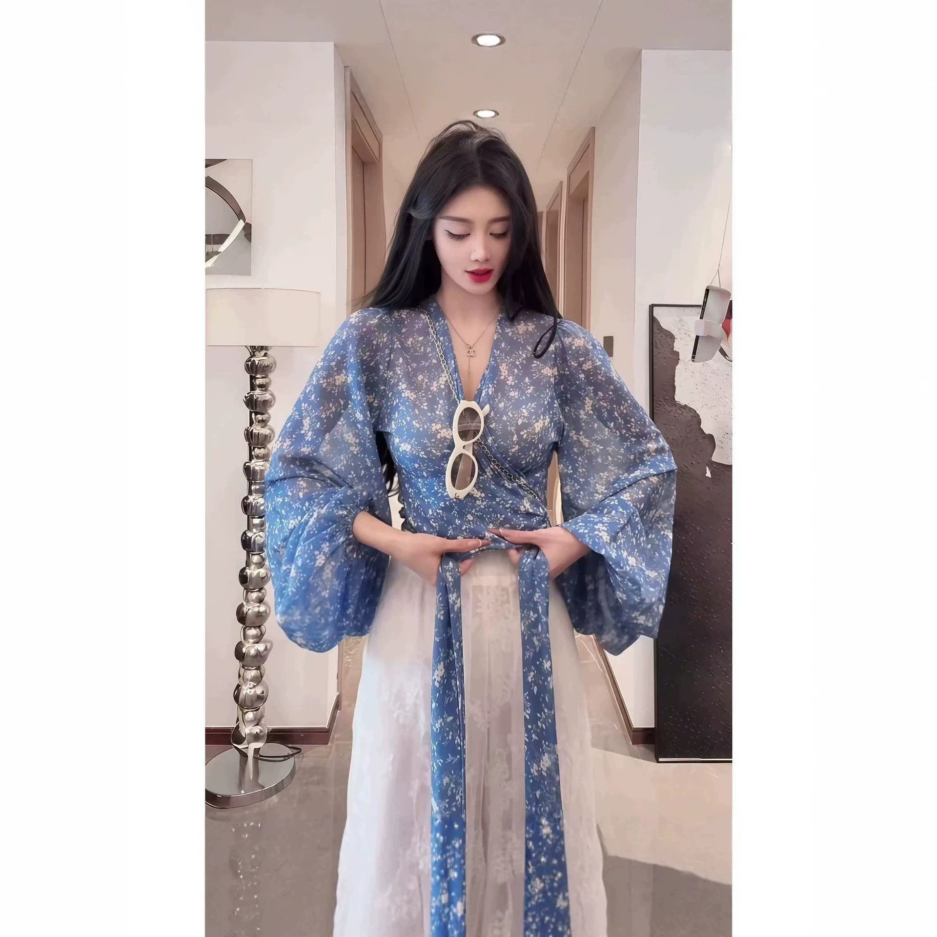纯欲风辣妹V领收腰显瘦碎花上衣女春秋新款不规则绑带长袖T恤ins