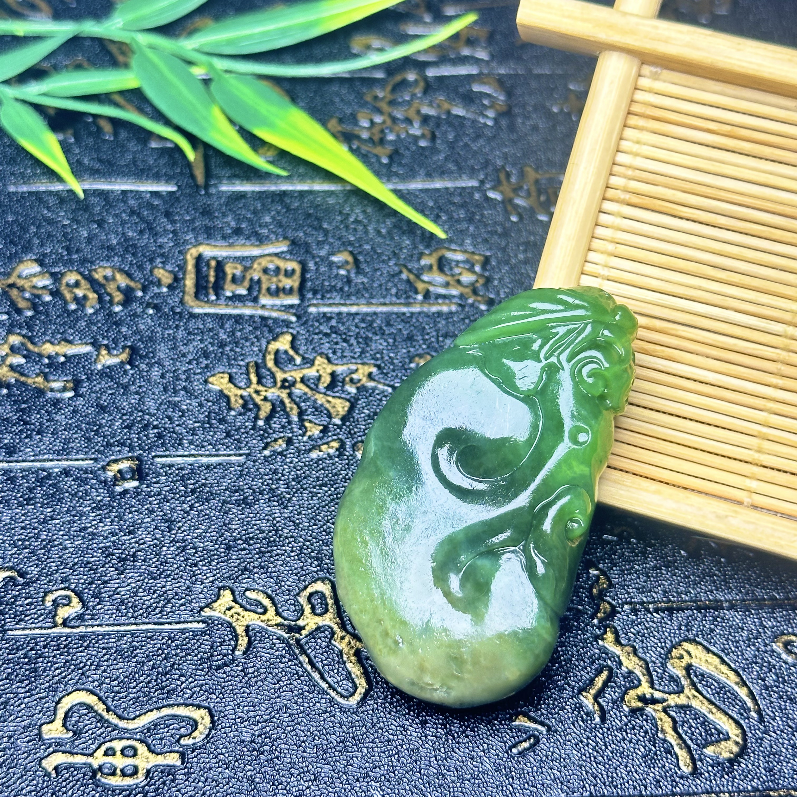 天然新疆和田玉碧玉籽料独籽挂件吊坠纯手工雕刻一鸣惊人带皮辣绿