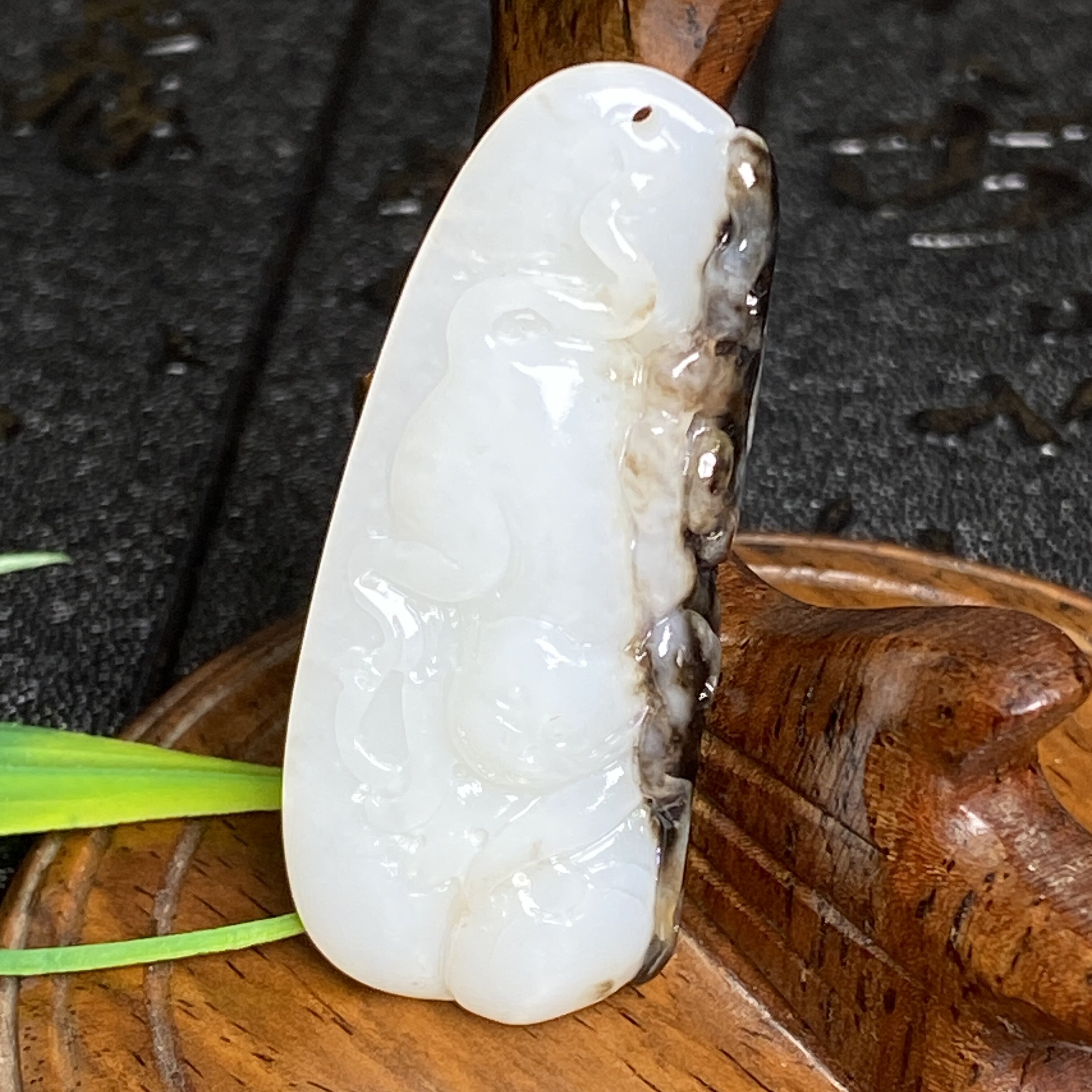 孤品【和田玉·猴子】纯手工雕刻羊脂白玉生肖猴挂坠 聚黑皮如意