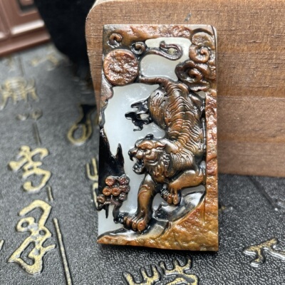 孤品【和田玉·下山虎】吊坠大师工雕刻 红黑皮三色特色 一物一证
