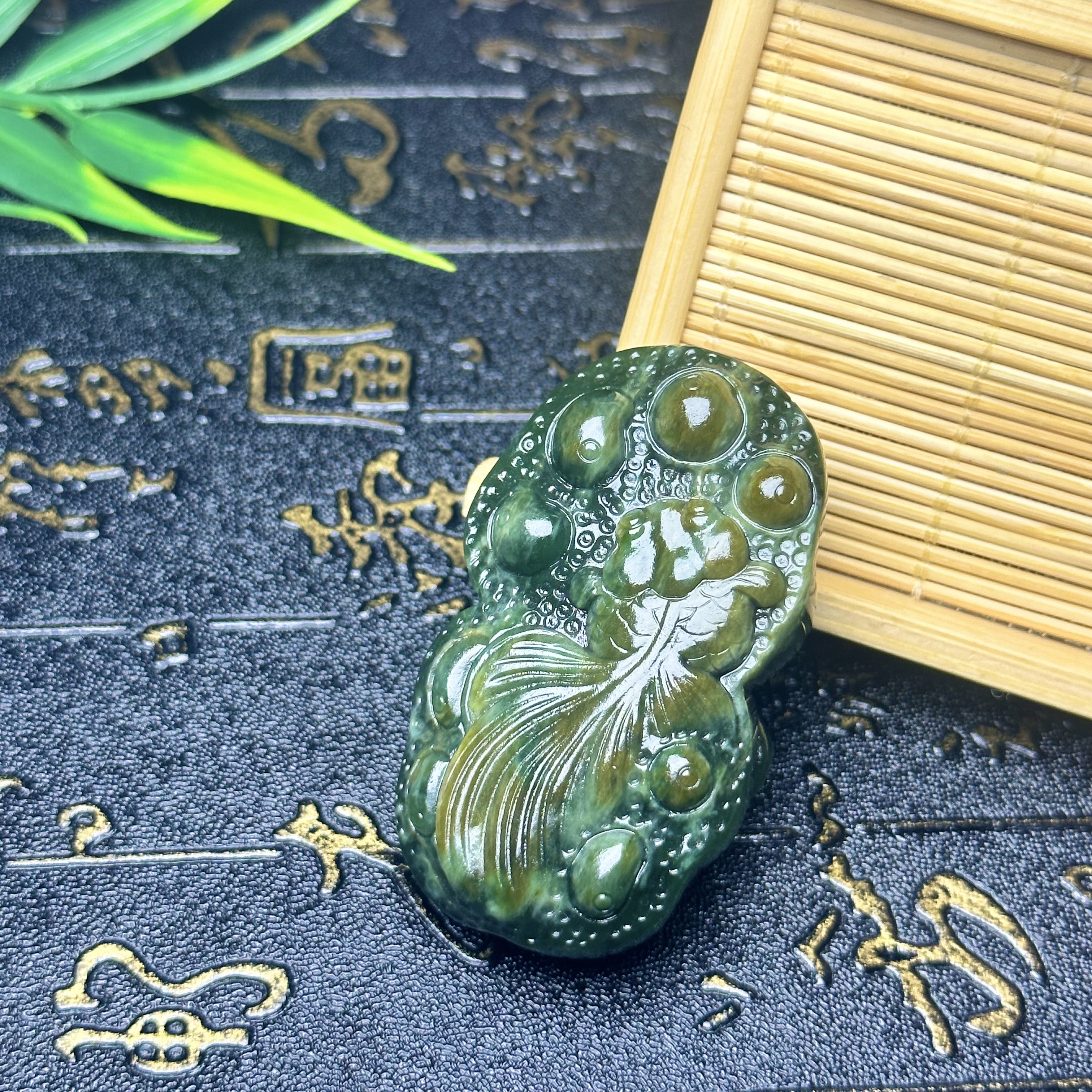 纯天然和田玉碧玉籽料俄碧精品 纯手工俏色巧雕年年有余挂件吊坠