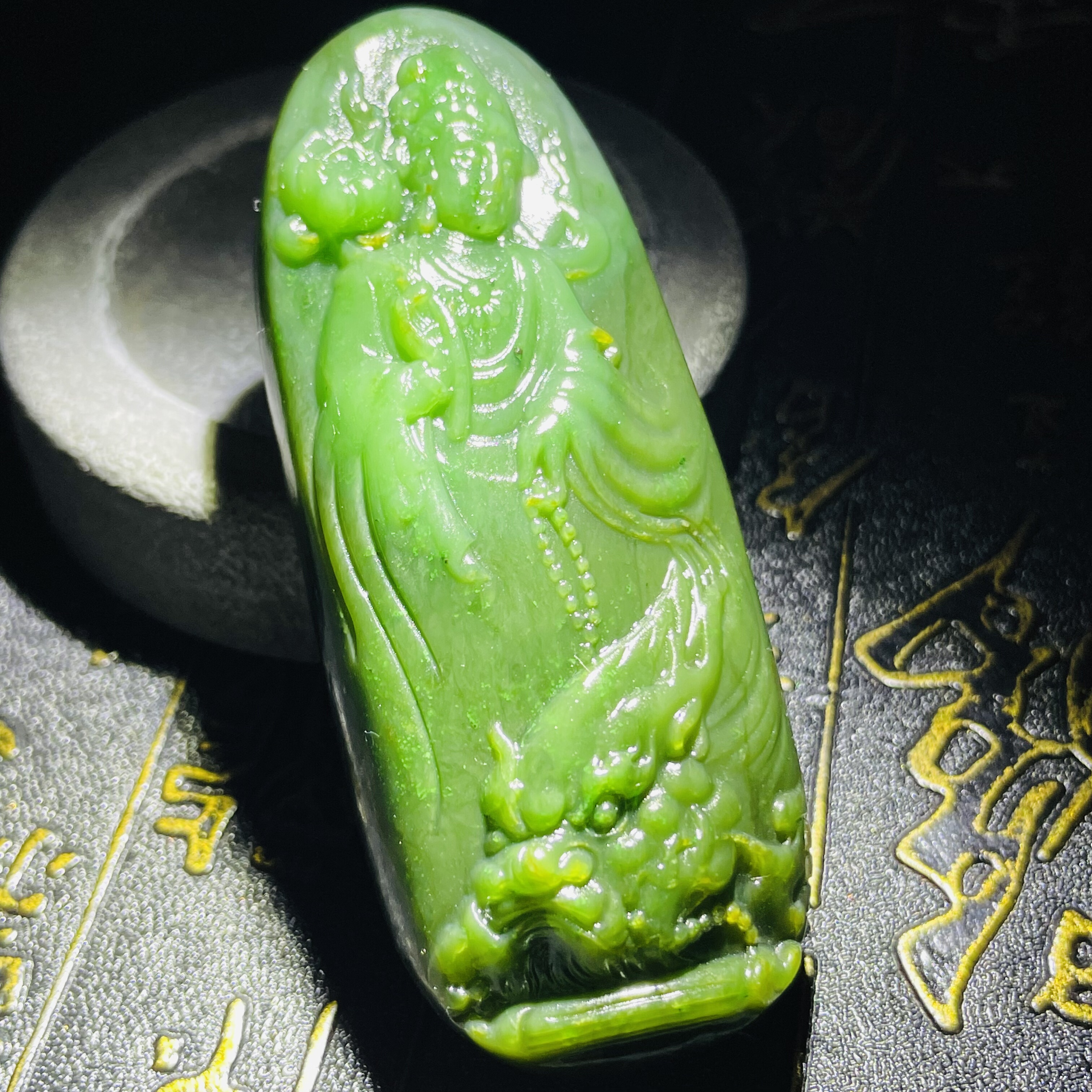 新疆和田玉观音菩萨吊坠俄碧玉籽料七号坑老料独籽无修满背皮收藏