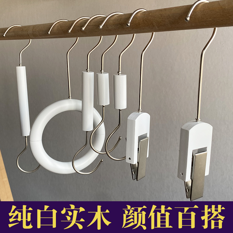 纯白色头纱夹子女装店挂板上墙陈列搭配胡桃色木S挂钩挂包围巾架