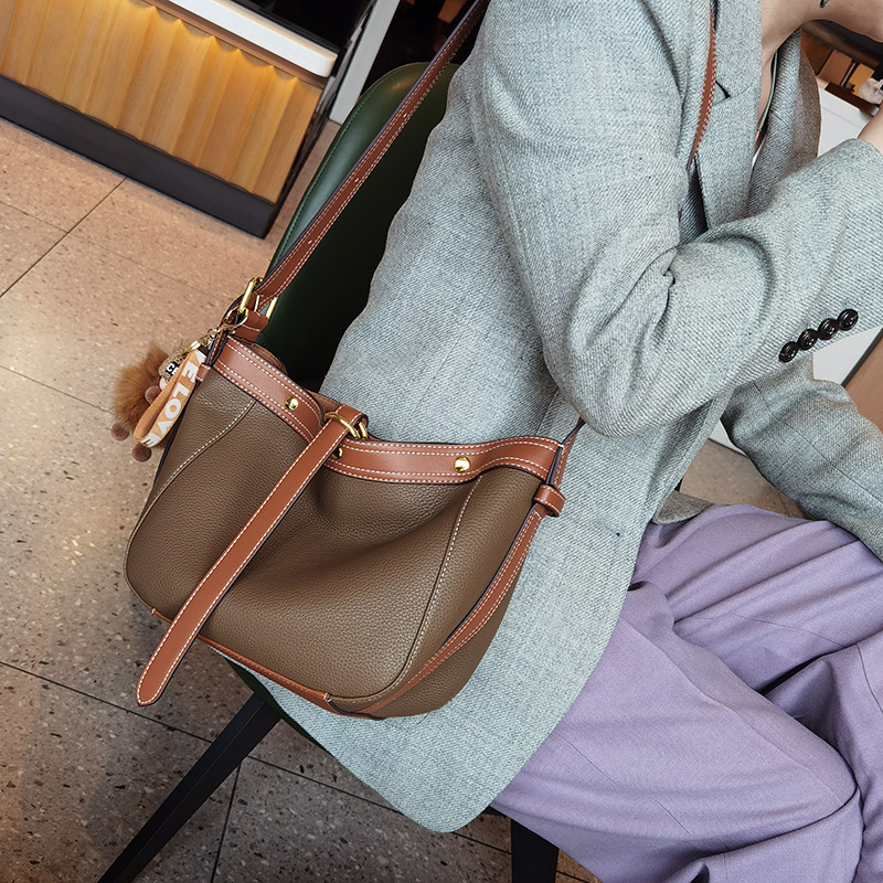 水桶包包2025新款包高级感牛皮撞色软真皮托特包大容量单肩斜挎潮,箱包皮具/热销女包/男包,托特包,淘宝优惠券,粉丝福利购,淘宝优惠卷