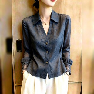 声雨竹2026秋季新款女装法式气质V领纽扣衬衫长袖灰色洋气时尚印