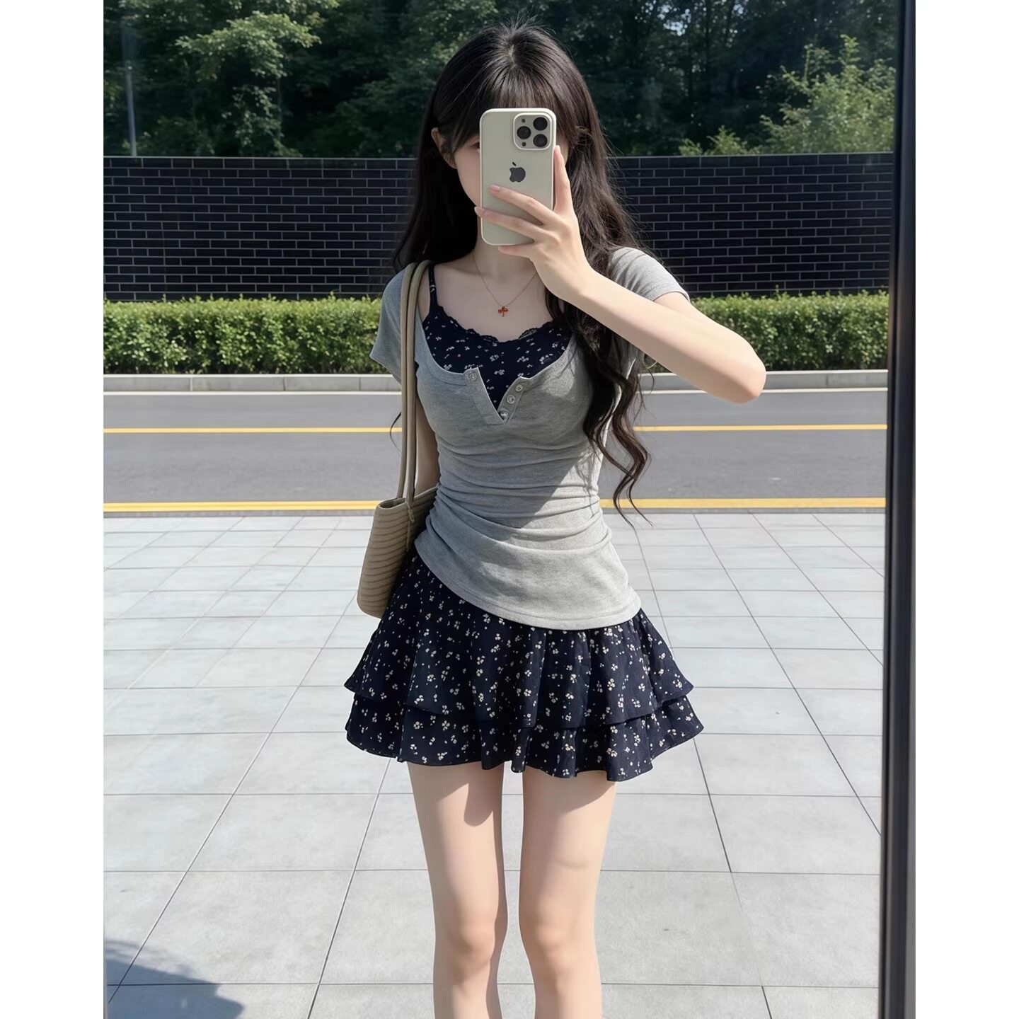 巨好看蓝色碎花吊带连衣