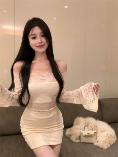 辣妹露肩镂空一字肩连衣裙女春秋新款修身显瘦喇叭袖蕾丝包臀短